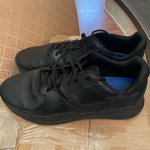 Shoes for Crews Black slip resistant and oil resistant work shoes EUC worn 2x - Picture 4 of 5